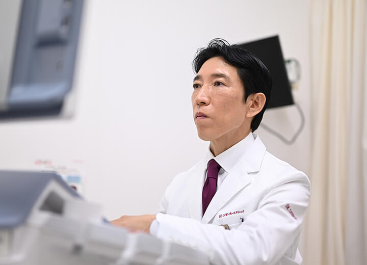 患者の診察を行う医師