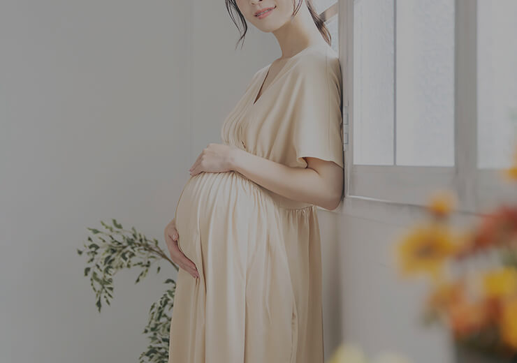 お腹を優しくさする妊婦