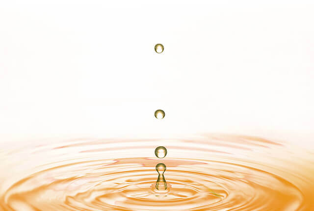 水滴が水に落ちるイメージ