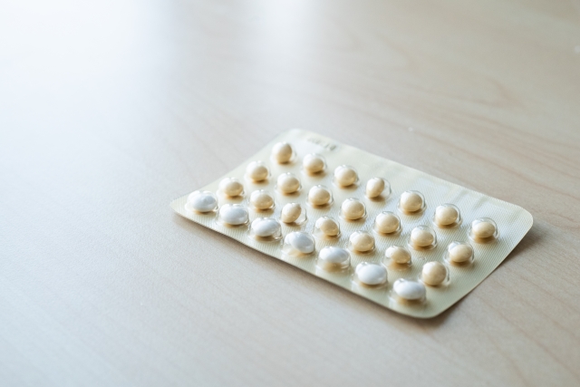 白い錠剤が並んだ薬のブリスターパック