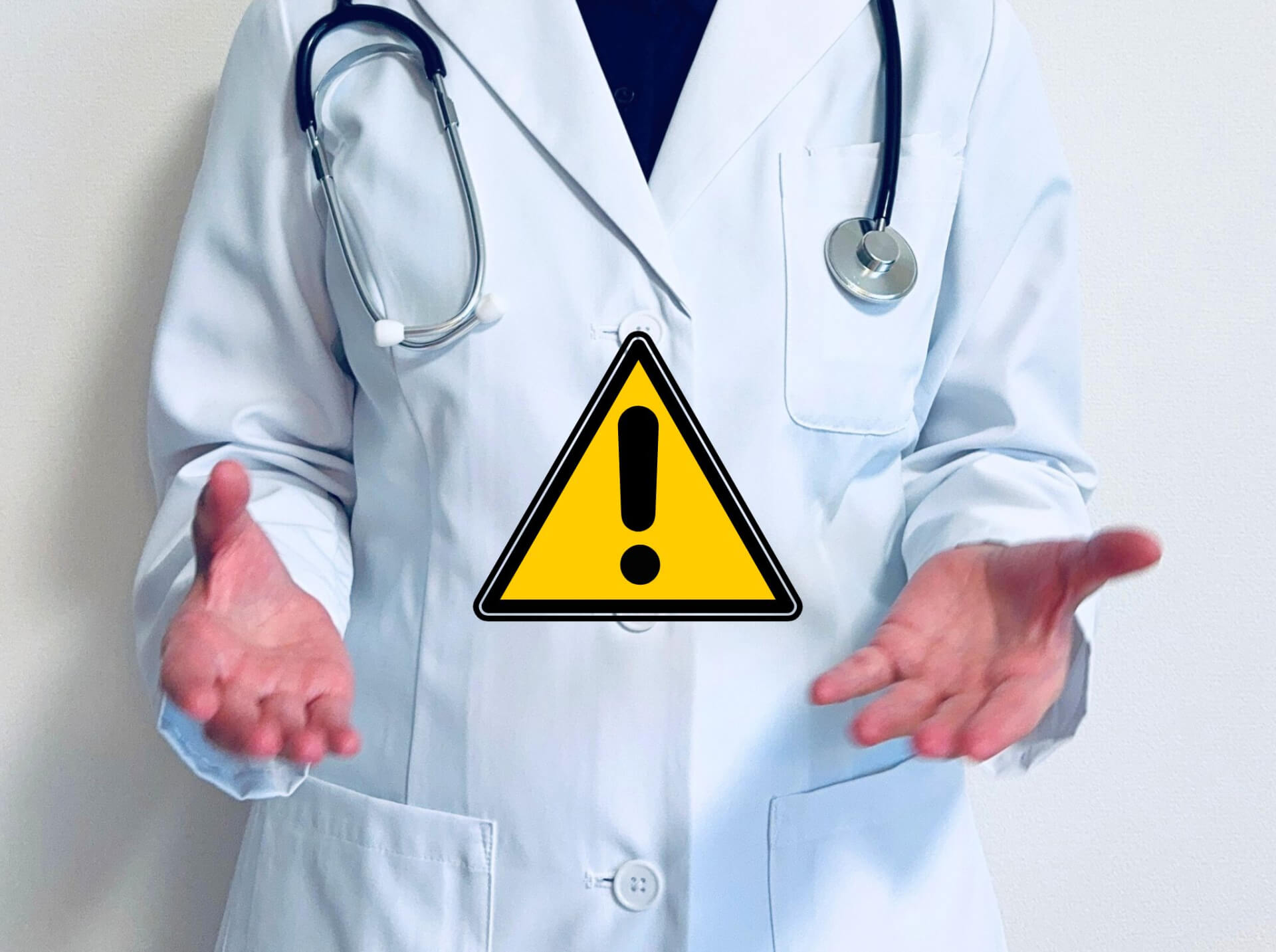 医師が注意を促している様子