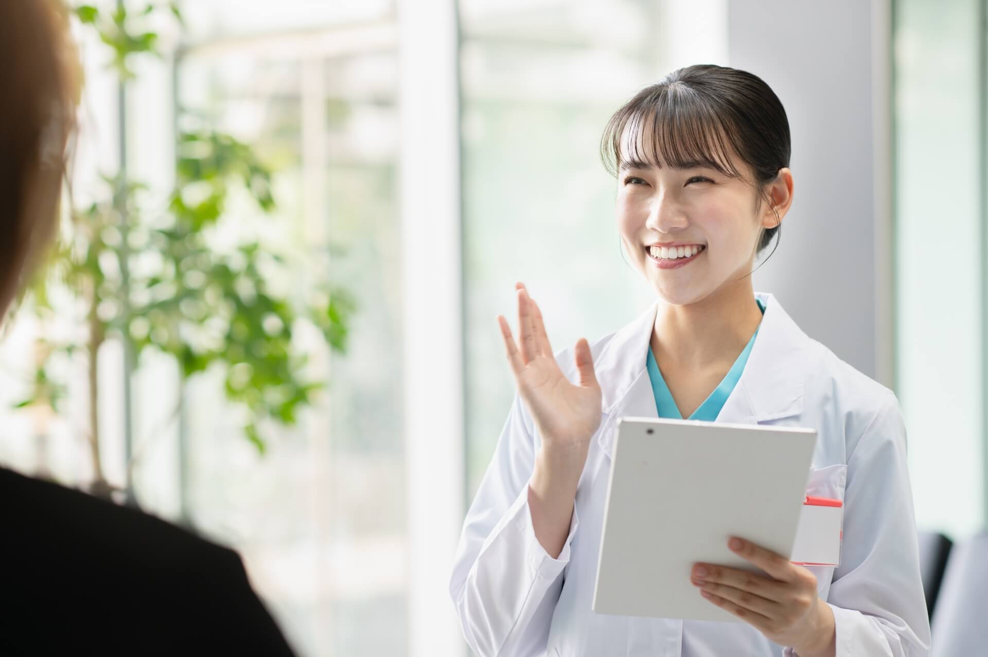 患者に親しげに挨拶する女性医師