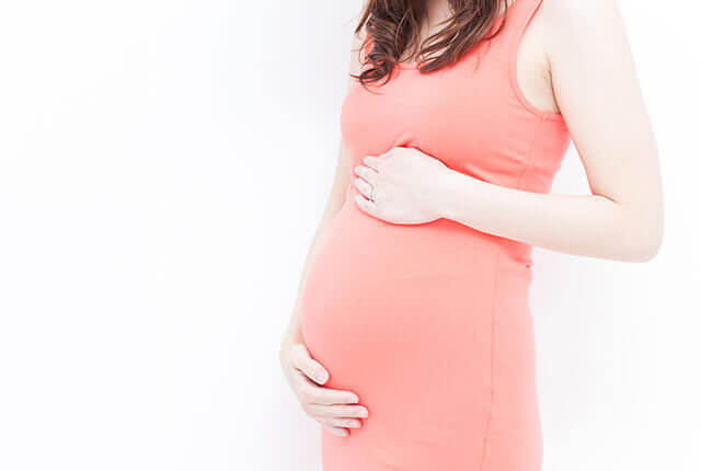 幸せそうに微笑む妊婦の横顔