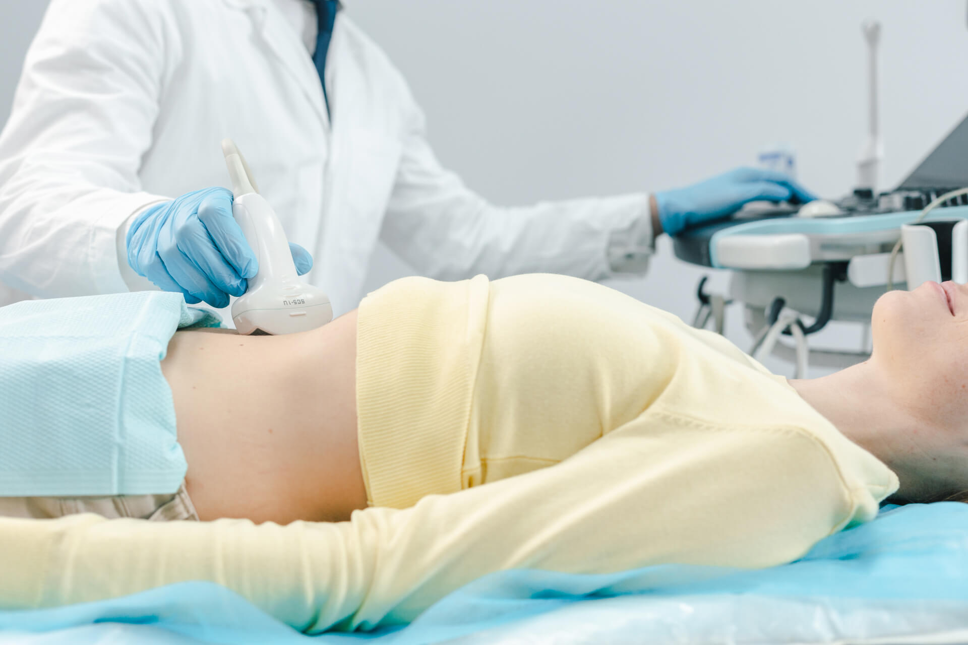 腹部エコー検査を受ける女性